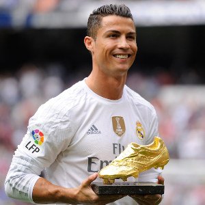 Cristiano-Ronaldo-151017-WithAward-G-300.jpg