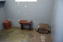 220px-Nelson_Mandela's_prison_cell,_Robben_Island,_South_Africa.jpg