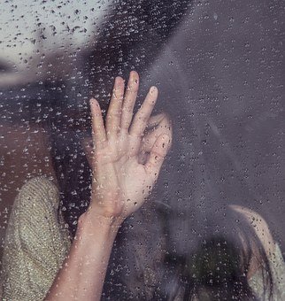 mujer triste lluvia.jpg