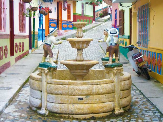 fuente-guatape.jpg