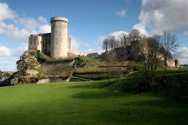 1280px-Chateau-falaise-calvados.jpg