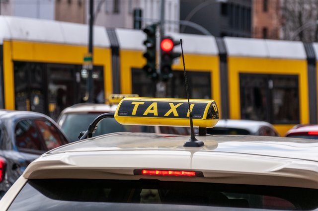 taxi-7856666_1920.jpg