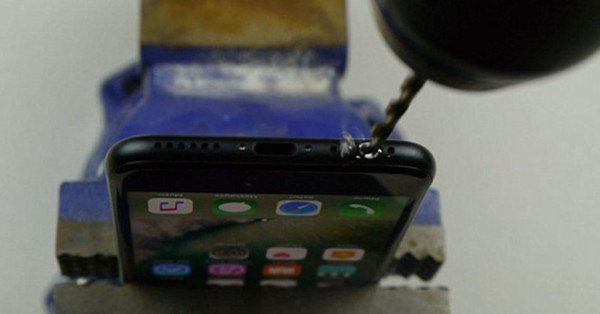 Владельцы-iPhone-7-повелись-на-розыгрыш-и-просверлили-в-новых-телефонах-дырку-для-наушников-2.jpg