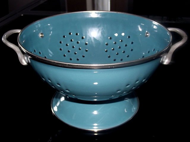 640px-Blue_colander.jpg