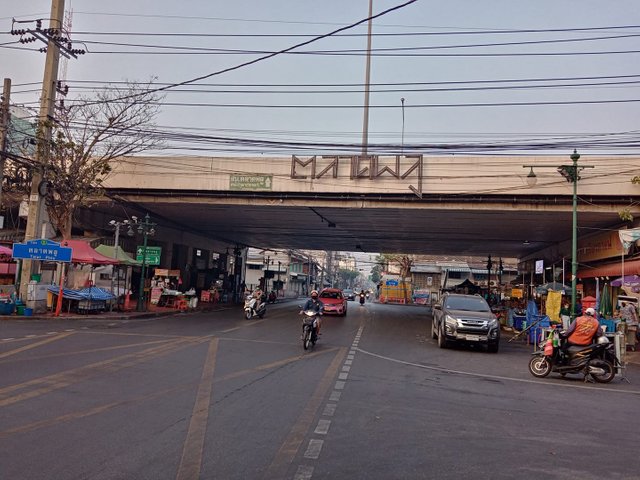 Talat_Phlu_at_morning.jpg