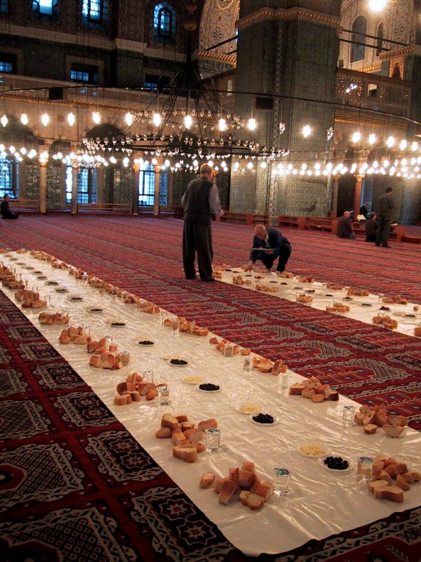 Iftar_in_Istanbul_Turkey.jpg