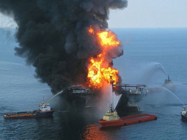800px-Deepwater_Horizon_offshore_drilling_unit_on_fire_2010.jpg
