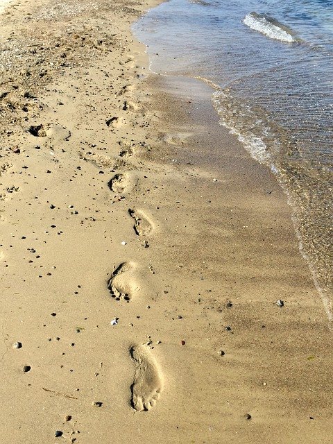 footprints-4925742_640.jpg