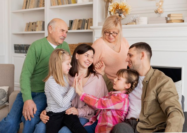 familia-feliz-de-tiro-medio-en-el-sofa.jpg