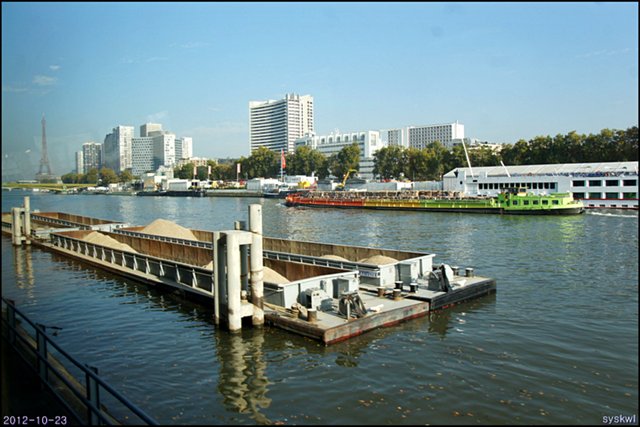 b-EU121023-225708.jpg