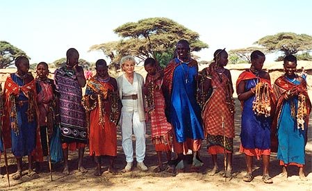 Ruth_Baumgarte_bei_einem_Besuch_der_Massai.jpg