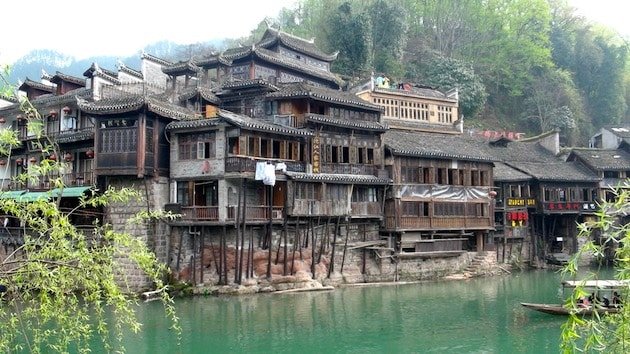 1.-maisons-sur-piloti-Fenghuang-Chine.jpg