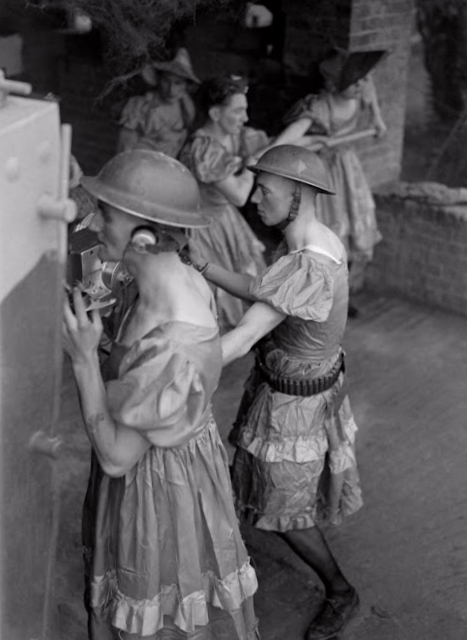 Soldados británicos vestidos de mujeres durante la Segunda Guerra Mundial 7.jpg