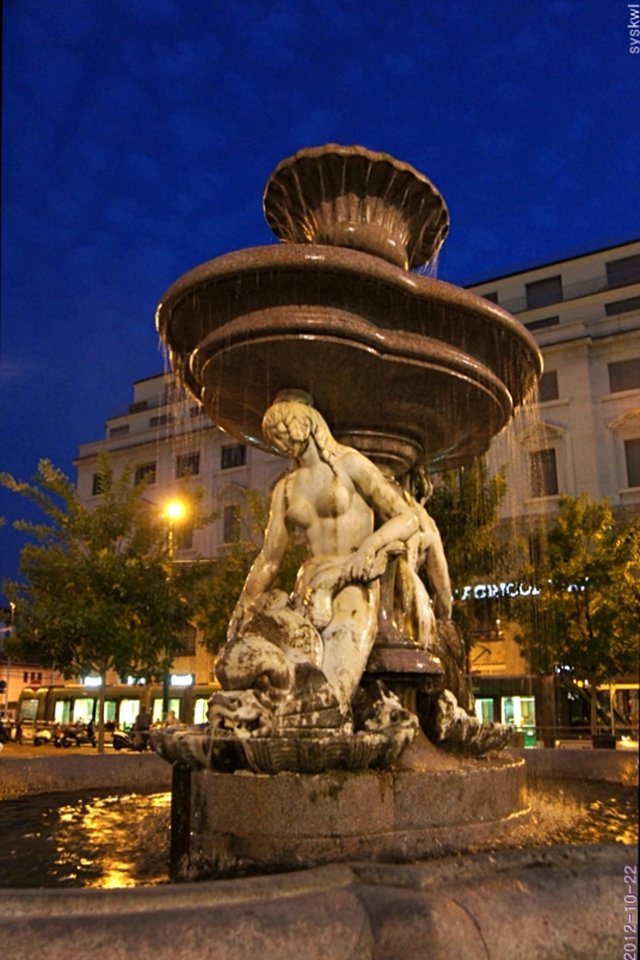 b-EU121022-015919.jpg
