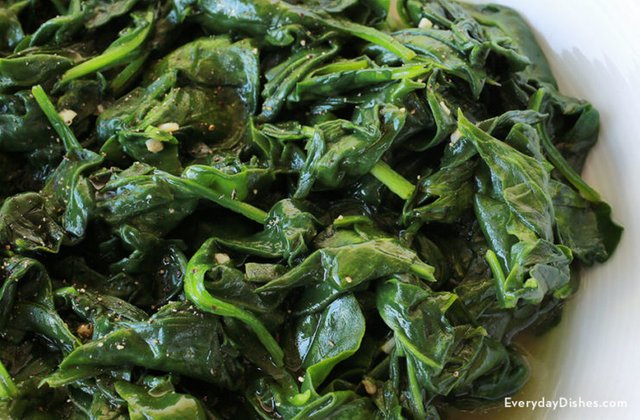 easy-sauteed-spinach-everydaydishes_comi-H-740x486.jpg