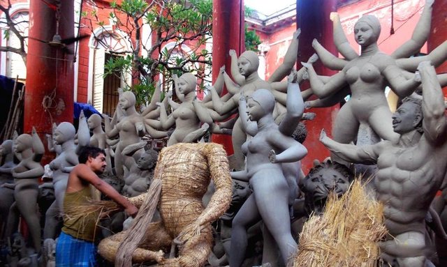 kumartuli-artists-busy-making-idols-of-goddess-209339.jpg