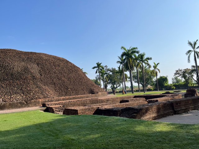 Makutapanthana Chedi5.jpg