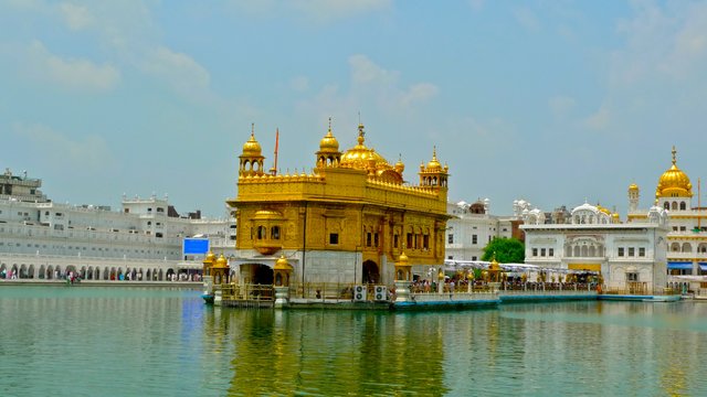 Beautiful-Golden-Temple-in-Amritsar-Punjab-Photo.jpg