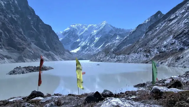 tsho-rolpa-lake-and-beautiful-prayer-flags..webp