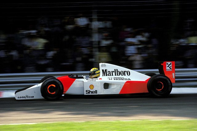 GP_d'Italia_1992_-_Ayrton_Senna_(McLaren-Honda_MP4-7A).jpg