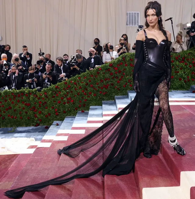 bella-hadid-burberry-corset-met-gala-2022.webp