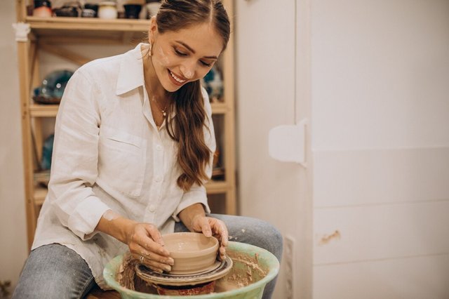 female-potter-pottery-class_1303-24690.jpg