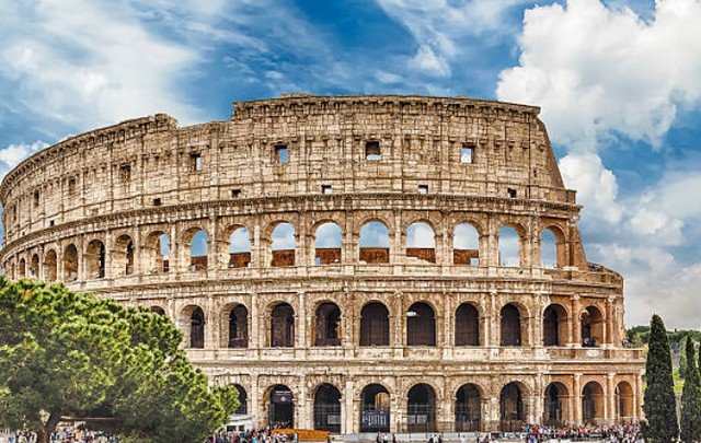 Roman-amphitheater-in-Rome.jpg