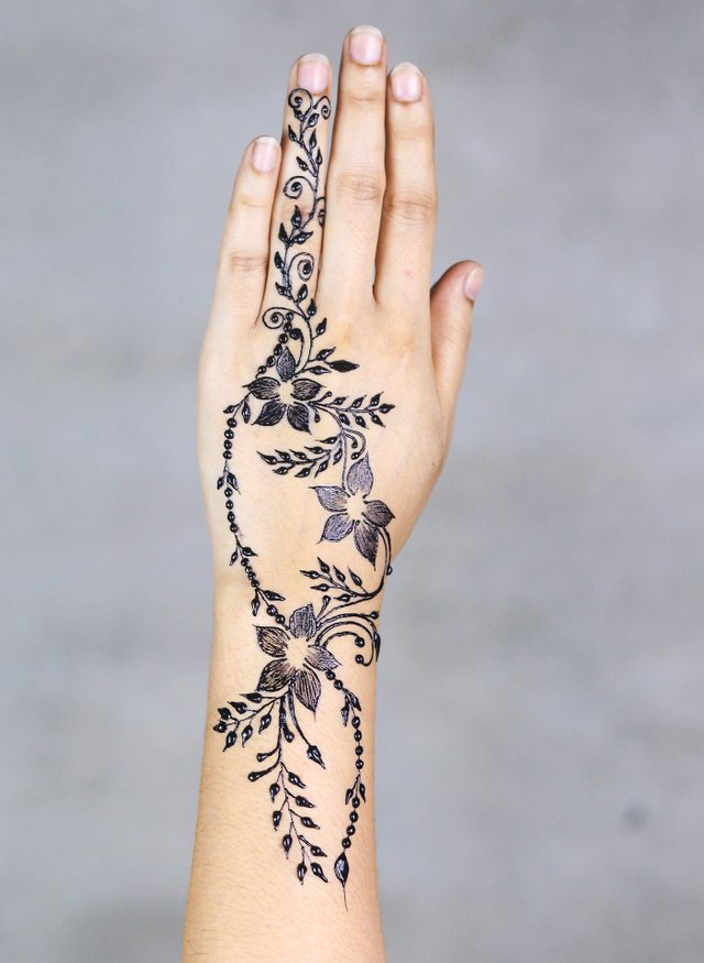 mehndi-design-4377731_1920.jpg