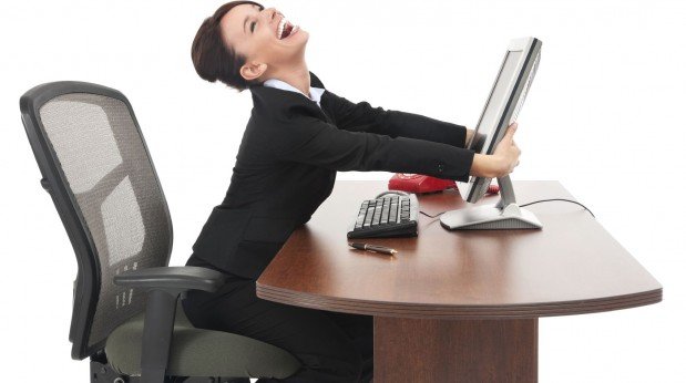 Mujer-feliz-en-su-despacho-agarrando-a-su-ordenador-619x346.jpg