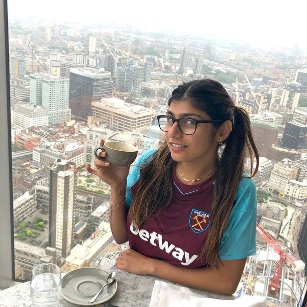 Mia-Khalifa-wearing-a-West-Ham-shirt.jpg