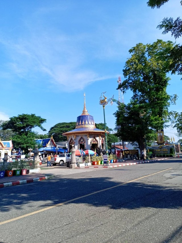 Shrine of King Taksin the Great4.jpg