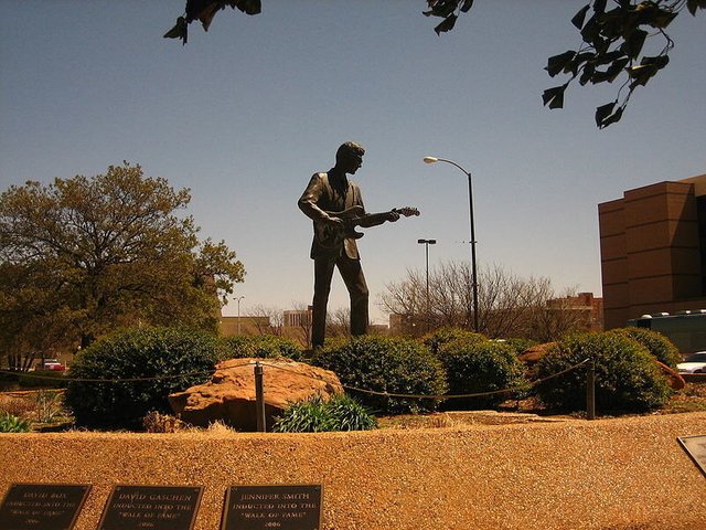 Buddy Holly statue on the Lubbock Walk of Fame.jpg