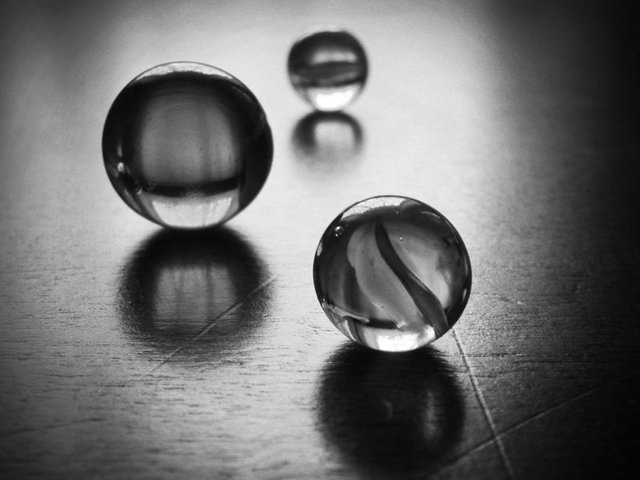 marbles_in_black_and_white_by_lutrina-d5u61m4.jpg