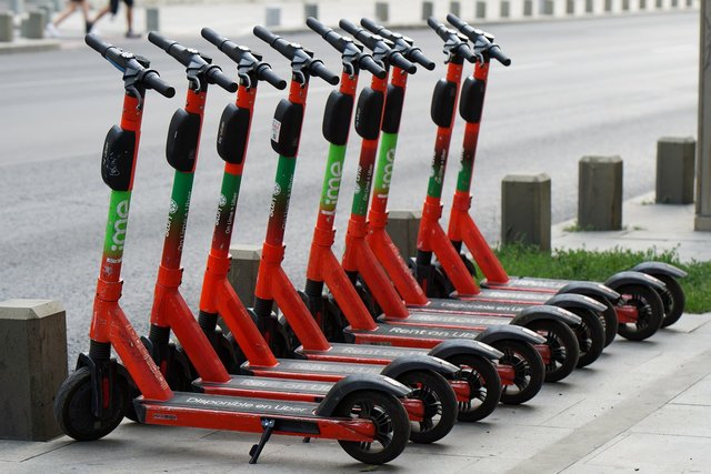 electric-scooters-7303314_1280.jpg
