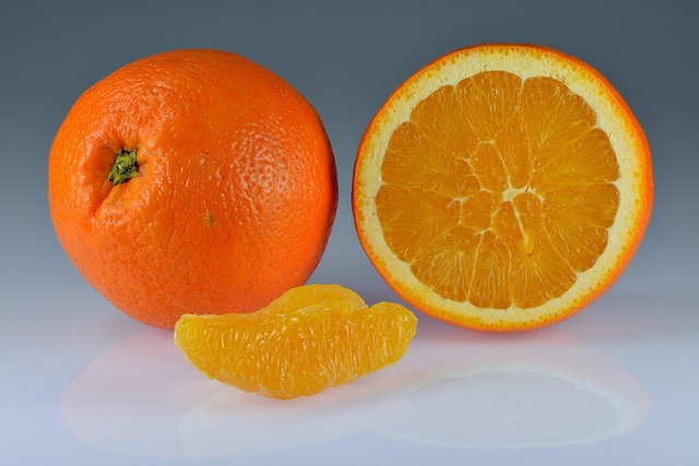 Oranges_-_whole-halved-segment.jpg