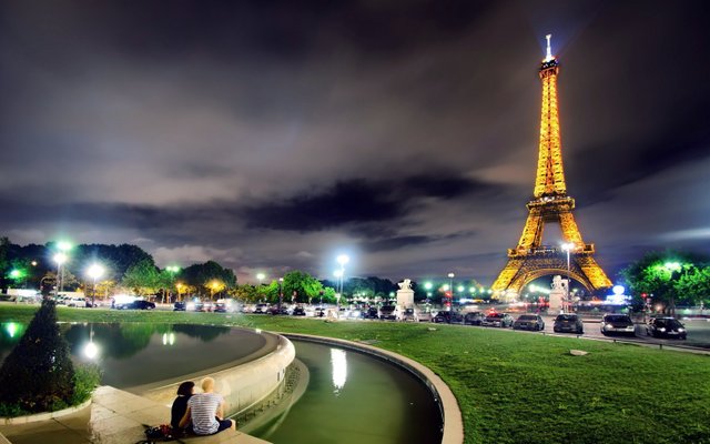 Amazing_View_of_Eiffel_Tower_in_Paris_City_of_France_HD_Wallpaper.jpg