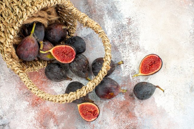 bottom-view-fresh-figs-scattered-from-basket-nude_140725-105203.jpg