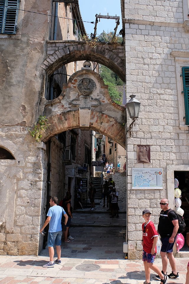 Kotor-Fort-gate-DSCF2222-rot-steemit.JPG