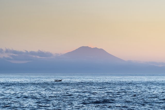 mount-agung-volcano-in-sunrise-M3ED2GX.jpg