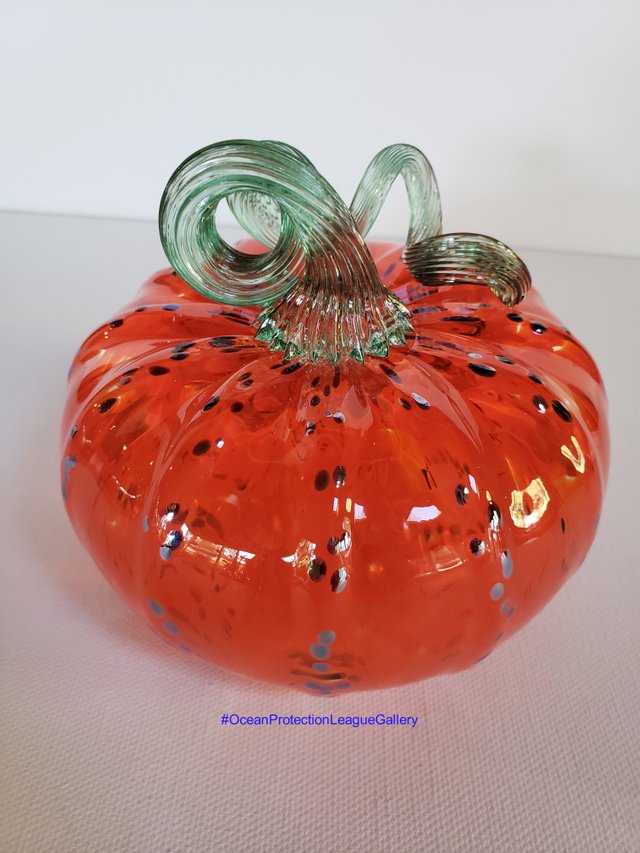 20180819_1GlassBlownPumpkinwMirrorandIridescent_MicheleOcean_170307.jpg