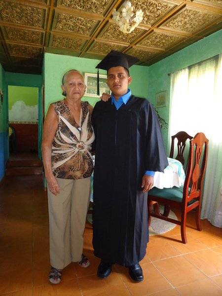mi abuela y yo el dia de mi graduacion.jpg