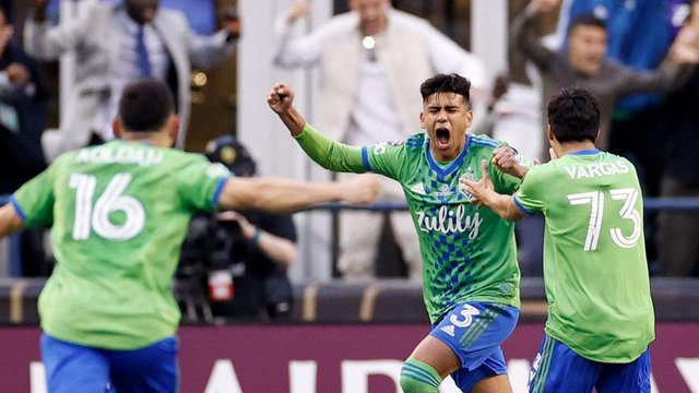 Xavier Arreaga Seattle Sounders celebrate vs Pumas CCL final 050422.jpg