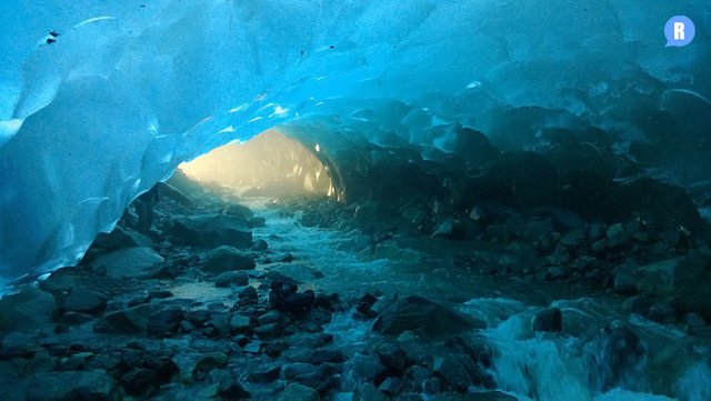 Lodowe-jaskinie-w-lodowcu-Mendenhall-w-Juneau-na-Alasce-07.jpg