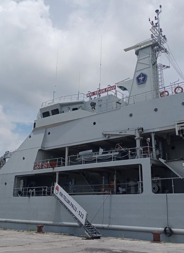 KRI Teluk Palu_03.jpg