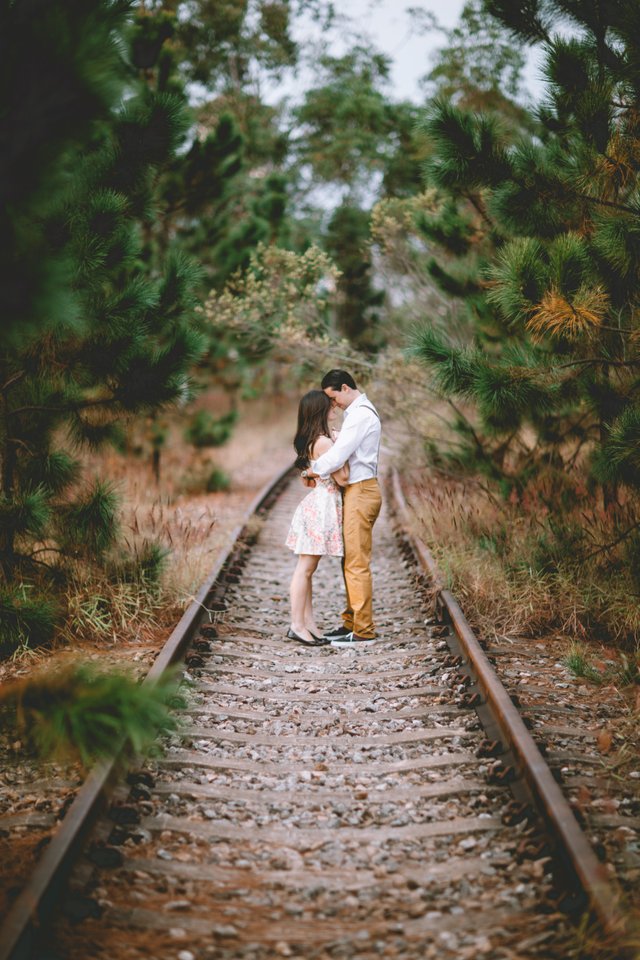 couple-on-railroad-258421.jpg