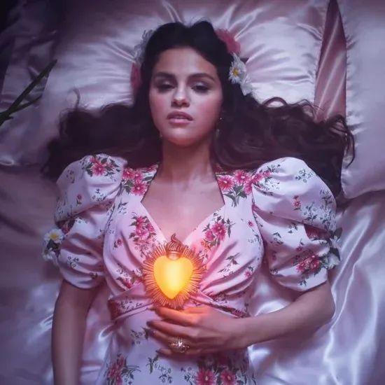 selena-gomez-de-una-vez-music-video-dress.webp