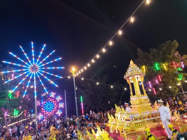 Loy Krathong parade3.jpg