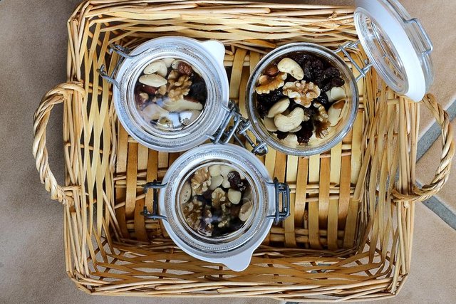 assorted-nut-mixes-in-jars_925x.jpg