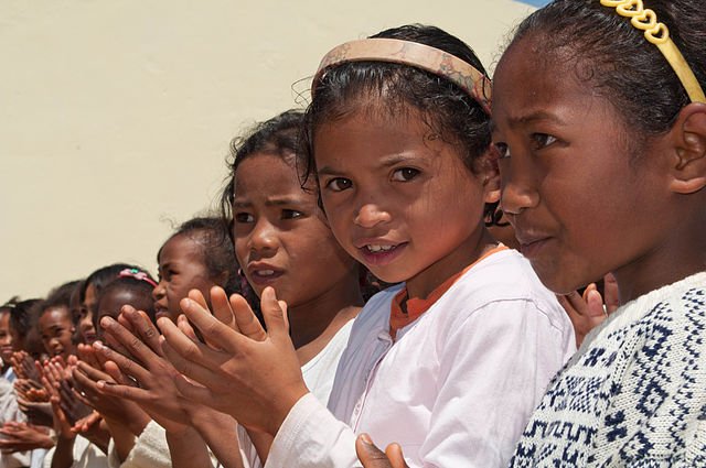640px-Malagasy_girls_Madagascar_Merina.jpg