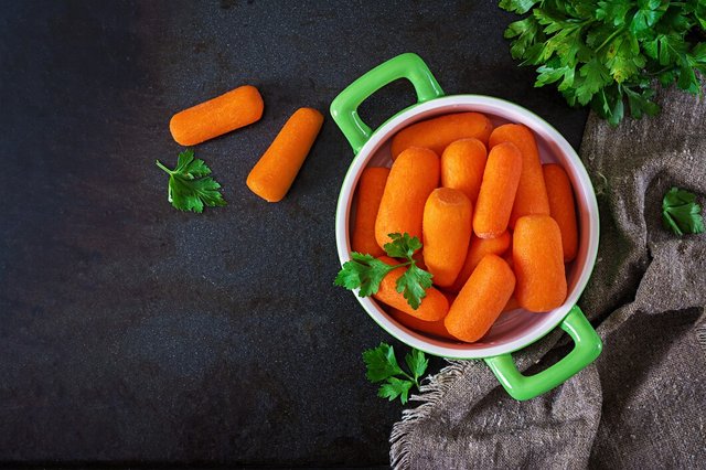 baby-carrot-sticks-green-bowl-black-surface-healthy-eating-concept-vegan-food-top-view-flat-lay_2829-6072.jpg